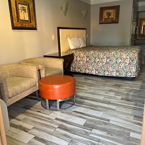 Deluxe Queen Suite